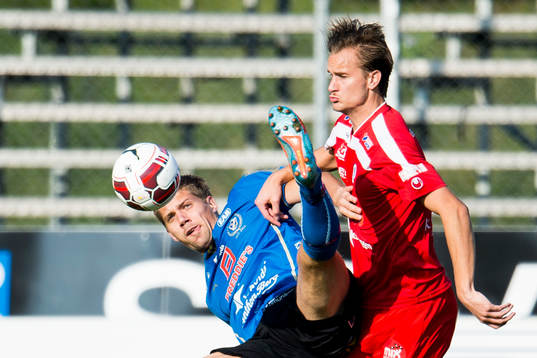 Halmstads Mikael Boman faller