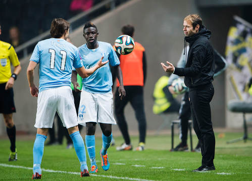 s tränare Andreas Alm ger tillslut bollen till Malmö FFs