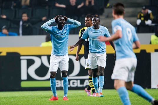Malmö FFs Enock Kofi Adu reagerar på domaren