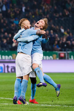Malmö FFs Magnus Eriksson (th) gör 1-2 och jublar med