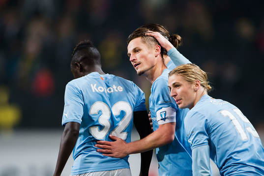 Malmö FFs Markus Rosenberg blir omkramad