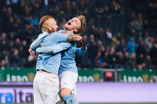 Malmö FFs Magnus Eriksson (tv) gör 1-2 och jublar med