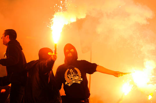 s supportrar tänder bengaliska eldar