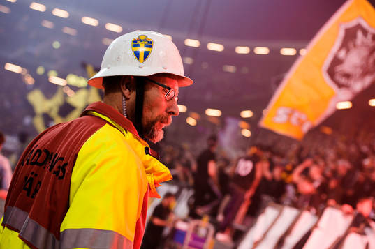 En man från räddningstjänsten ser på när bengaler