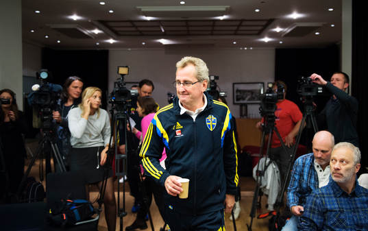Sveriges förbundskapten Erik Hamrén på väg in till en
