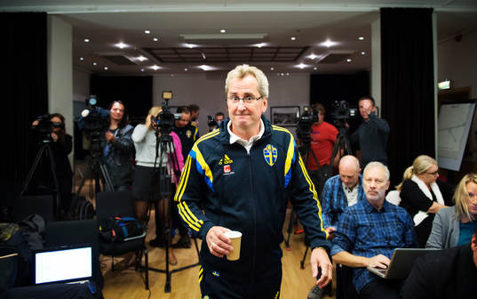 Sveriges förbundskapten Erik Hamrén på väg in till en
