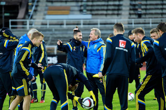 Sveriges förbundskapten Erik Hamrén tar tag i Jimmy