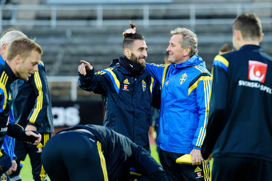 Sveriges förbundskapten Erik Hamrén tar tag i Jimmy