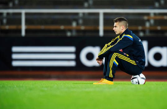Alexander Kacaniklic sitter på en fotboll