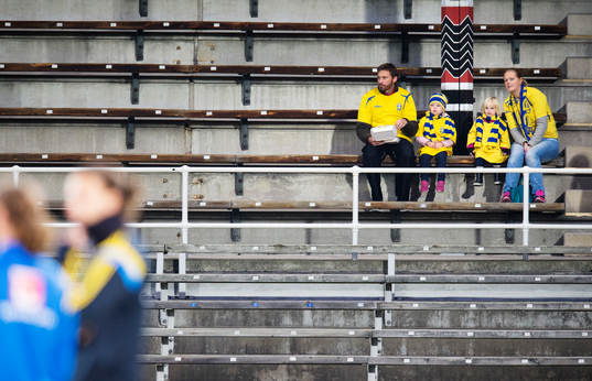 En familj följer Sveriges fotbollslandslags träning
