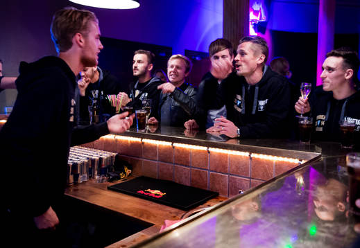 Filip Helander jobbar i baren och MArkus Rosenberg