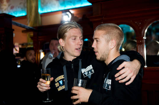 Simon Kroon och Anton Tinnerholm när Malmö FF firar sitt