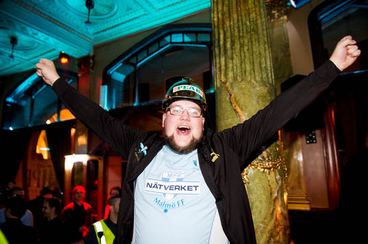 En glad supporetr när Malmö FF firar sitt SM-guld