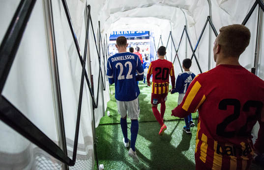 Spelarna gör entré innan fotbollsmatchen i Superettan
