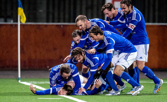Sundsvalls Daniel Sliper gratuleras