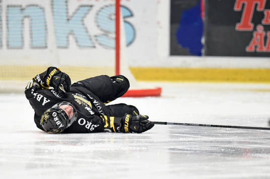 s Robin Olsson ligger skadad på isen