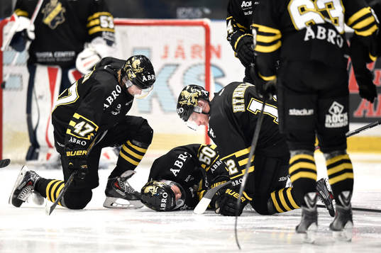 s Robin Olsson får assistans av sina lagkamrater