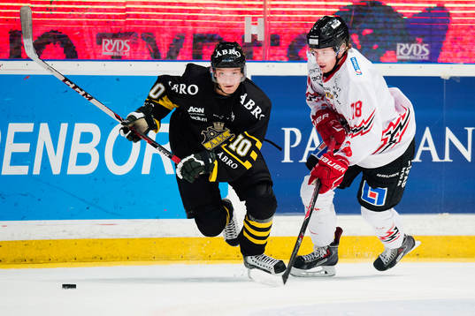 s Johan Olofsson och Vita Hästens Markus Gunnarsson