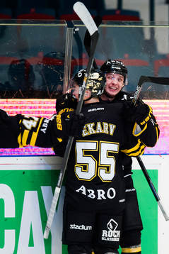 s Robin Kovacs gör 3-0 jublar och kramas om av Victor Ekarv