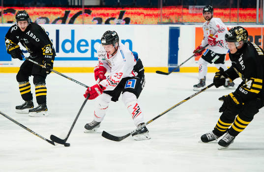 s Johan Andersson och Patric Blomdahl försöker stoppa