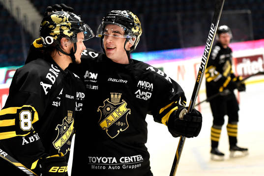 s Jonathan Andersson och Theodor Lennström jublar