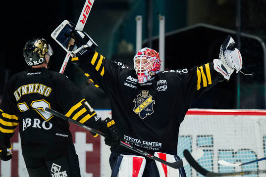 s målvakt Christian Engstrand jublar