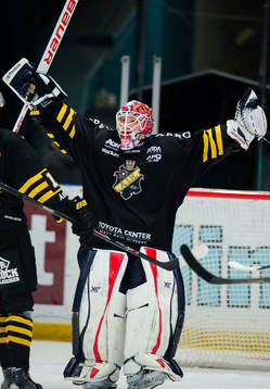 s målvakt Christian Engstrand jublar
