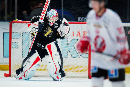 s målvakt Christian Engstrand jublar