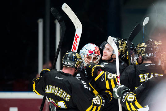 s spelare jublar med målvakt Christian Engstrand