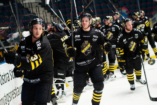 s spelare med Joakim Hagelin och Fredrik Hynning jublar med