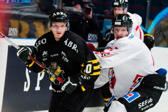 s Johan Olofsson och Vita Hästens Tobias Liljendahl