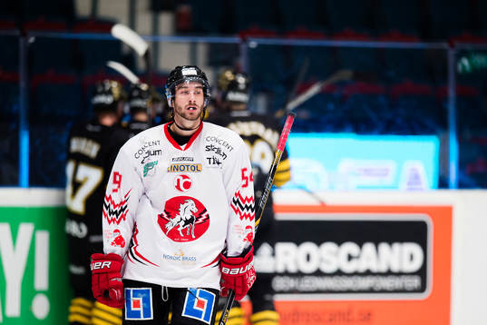 Vita Hästens Adam Schmidt deppar