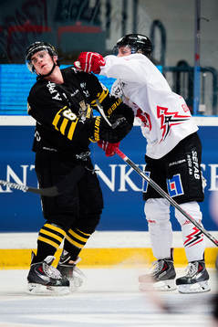 s Ryan McKiernan får en smäll av Vita Hästens Markus