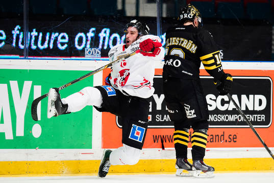 Vita Hästens Adam Schmidt faller