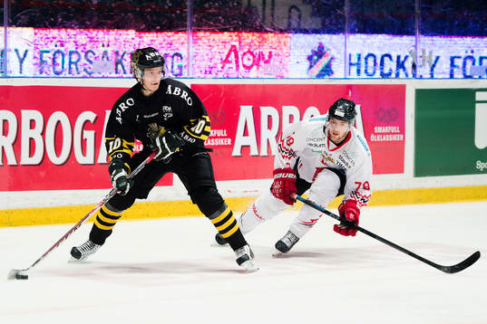 s Johan Olofsson och Vita Hästens Sean-Michel Sunnqvist