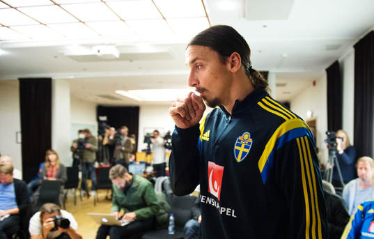 Sveriges Zlatan Ibrahimovic hostar när han är på väg in