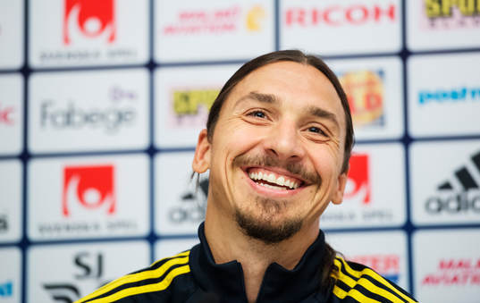 Sveriges Zlatan Ibrahimovic skrattar
