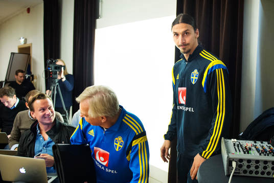 Sveriges Zlatan Ibrahimovic på väg in till en