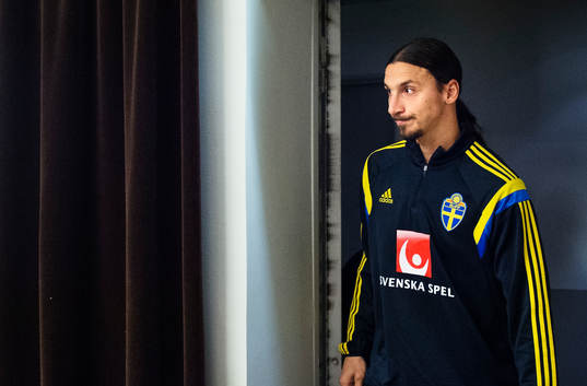 Sveriges Zlatan Ibrahimovic på väg in till en