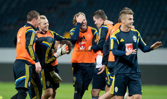Mikael Lustig, Ola Toivonen och Sebastian Larsson jublar