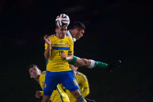 Sveriges Shkelqim Krasniqi och Irlands Frankie Mulhern