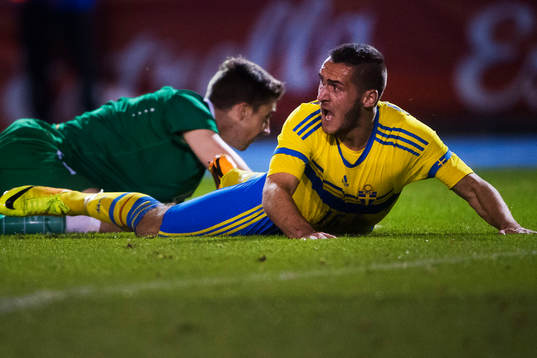 Sveriges Shkelqim Krasniqi ropar på domaren