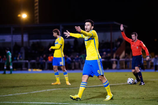 Sveriges Valmir Berisha reagerar på domaren