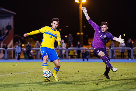 Sveriges Valmir Berisha och Irlands målvakt Harry Doherty