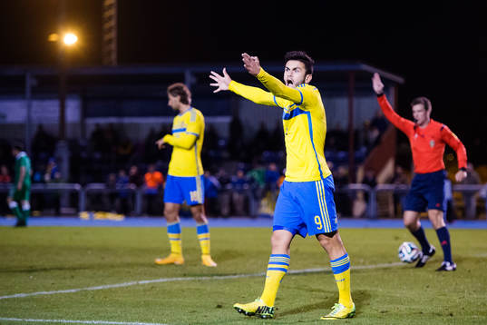 Sveriges Valmir Berisha reagerar på domaren