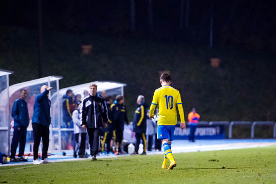 Sveriges Erdal Rakip får ett rött kort och visas av planen