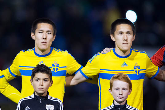 Sveriges Sebastian Ramhorn och Johan Ramhorn håller om