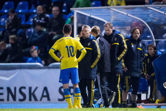 Sveriges förbundskapten Claes Eriksson instruerar Erdal