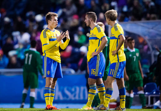 Sveriges Elias Andersson instruerar Shkelqim Krasniqi och