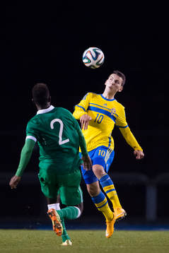 Sveriges Erdal Rakip försöker ta sig förbi Irlands Noe